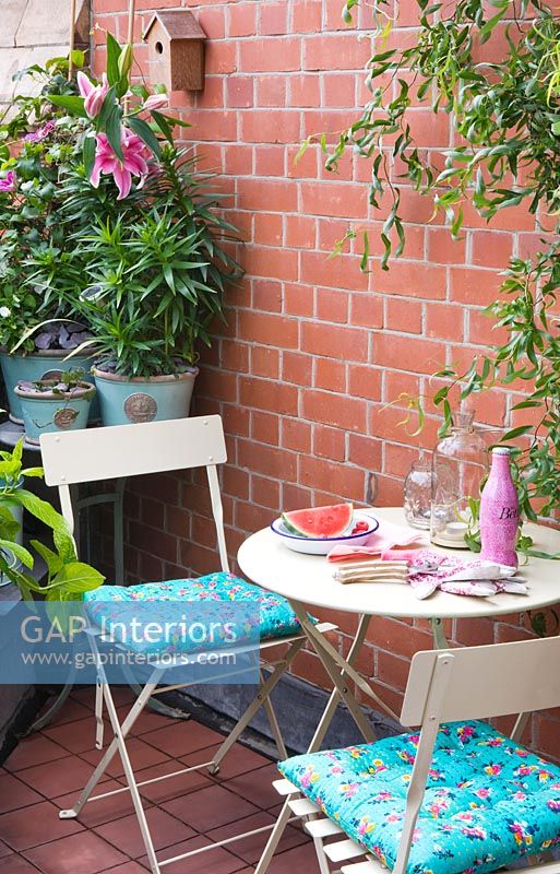 Table et chaises de style café sur terrasse
