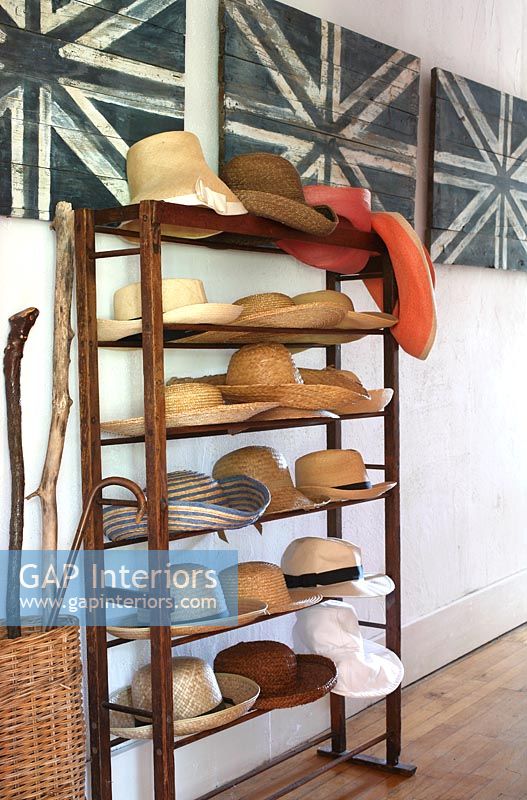 Collection de chapeaux sur étagère couloir
