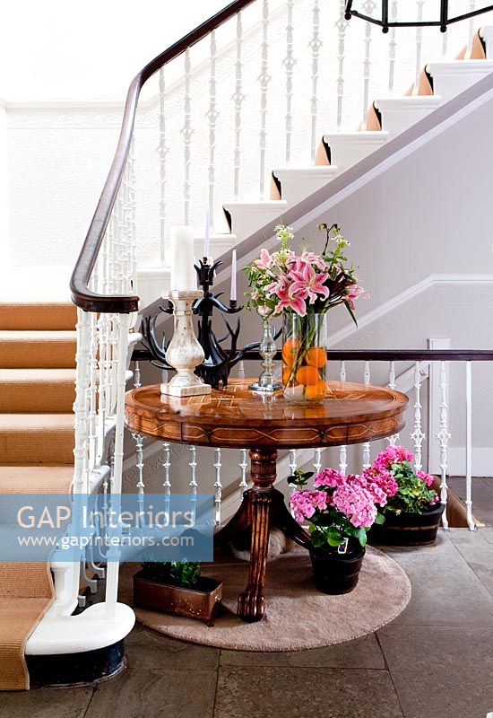 Table en bois classique dans le couloir par des escaliers