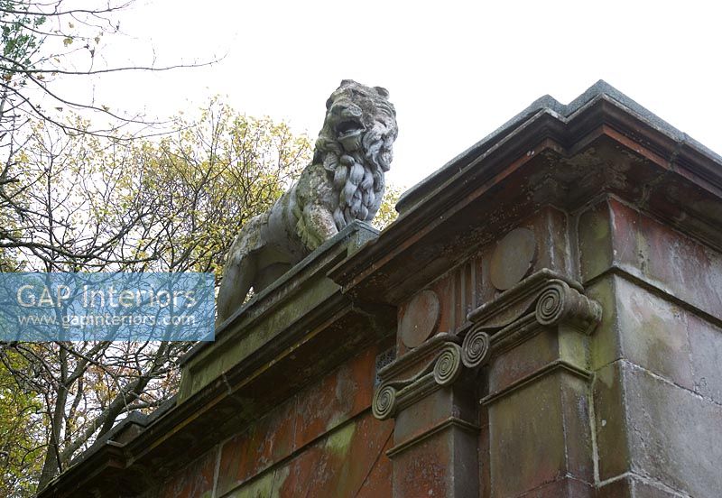 Statue de lion sur l'extérieur de la maison classique
