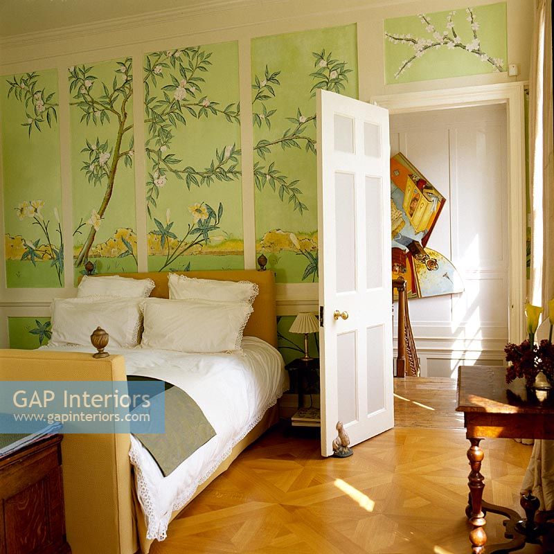 Chambre classique avec papier peint décoratif