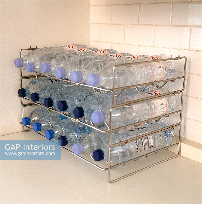 Bouteilles d'eau empilées sur un casier à vin