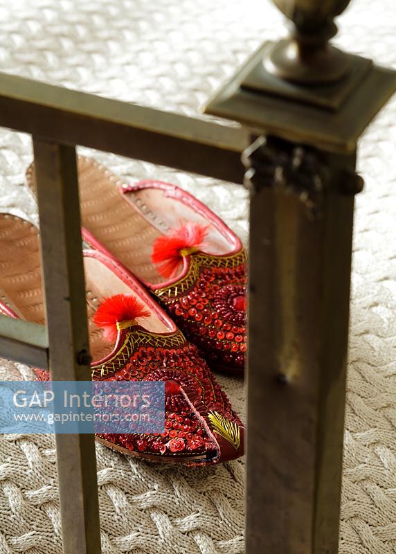 Chaussons marocains brodés sur lit