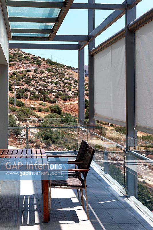 Balcon avec volets roulants semi-transparents, Grèce