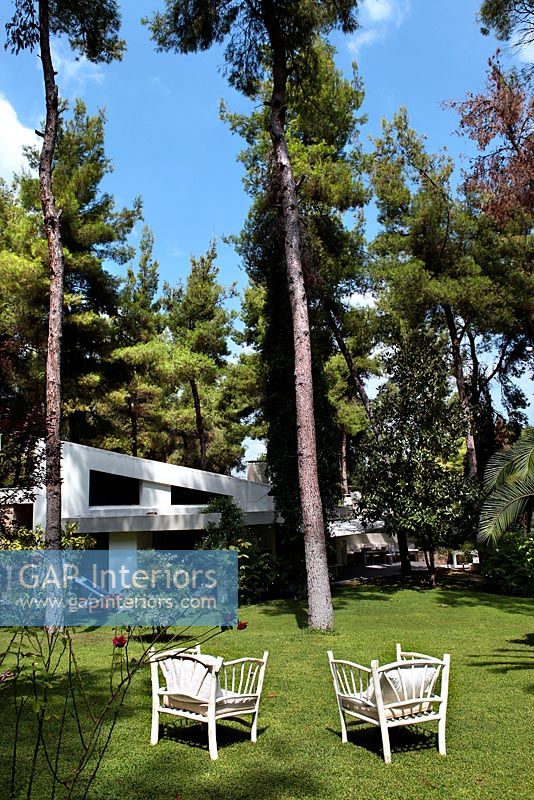Villa grecque avec pins