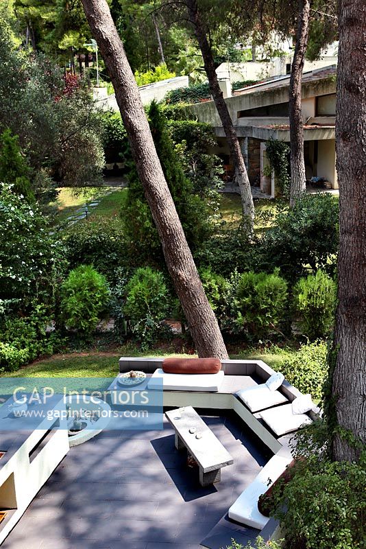 Portrait de patio contemporain entouré de pins, Grèce