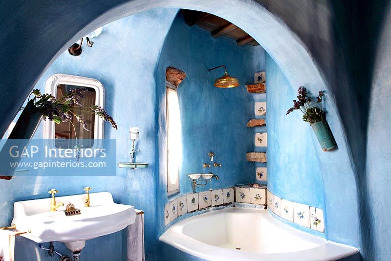 Salle de bain bleue avec baignoire d'angle
