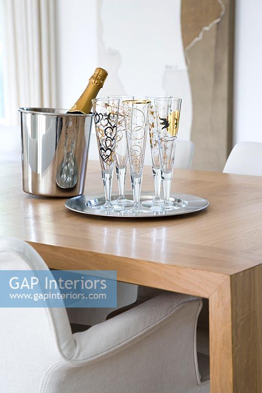 Flûtes à champagne sur table en bois