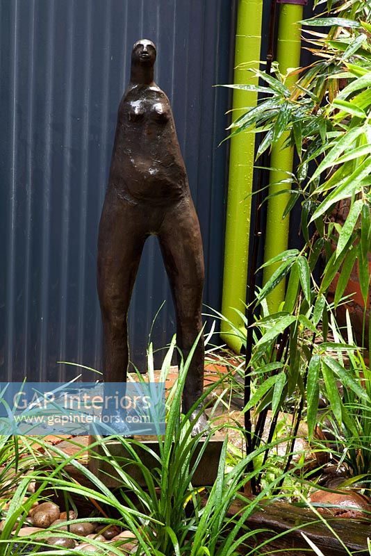 Statue moderne et bambou