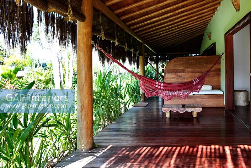 Porche tropical avec hamac