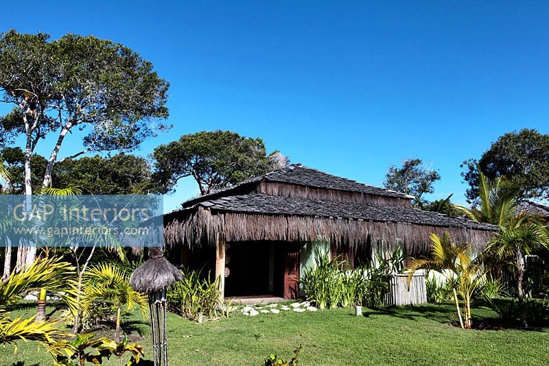 Maison de plage tropicale et jardin