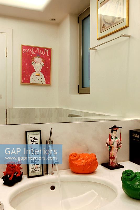 Salle de bain contemporaine avec des décorations japonaises