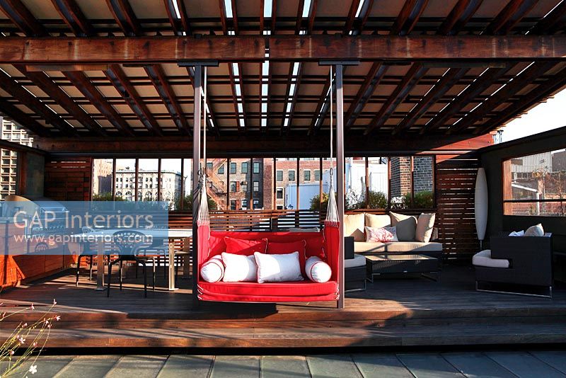 Terrasse sur le toit moderne avec espace de divertissement couvert