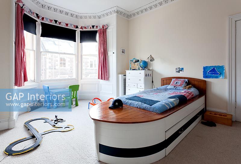 Chambre d'enfant avec lit en forme de bateau