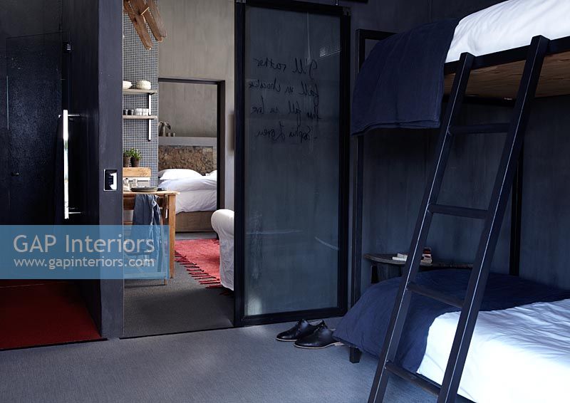 Chambre moderne avec lits superposés