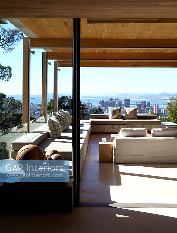 Terrasse contemporaine avec vue panoramique