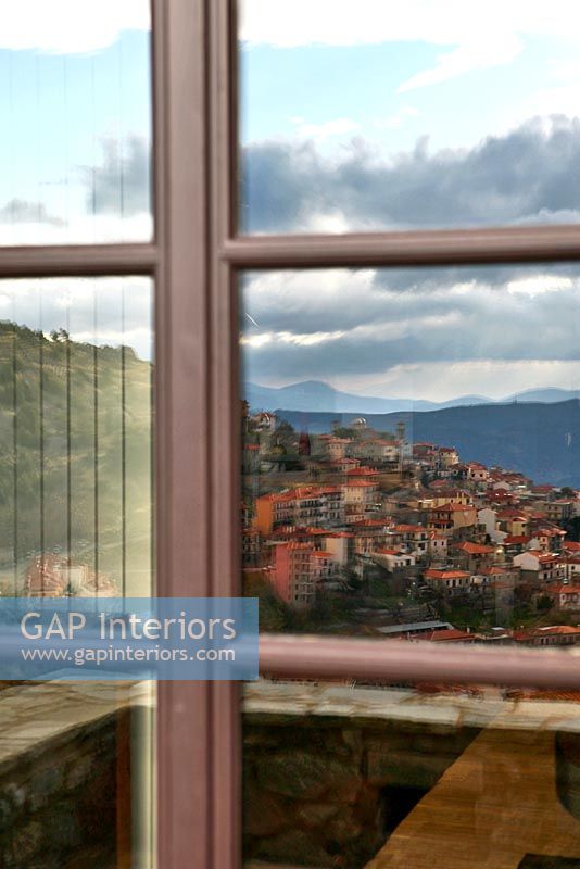 Vue panoramique reflétée dans les fenêtres, Grèce
