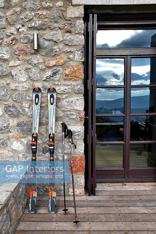 Skis devant les portes françaises