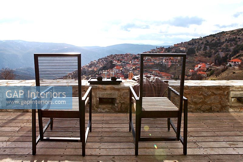 Balcon traditionnel avec chaises modernes et vue panoramique