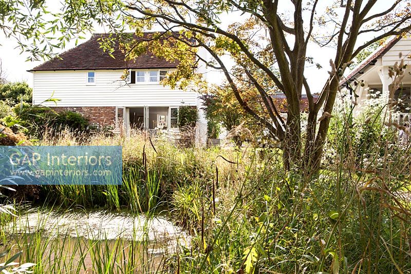 Jardin Cottage avec étang et maison en bardeaux
