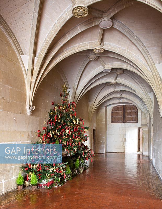 Couloir gothique avec arbres de Noël