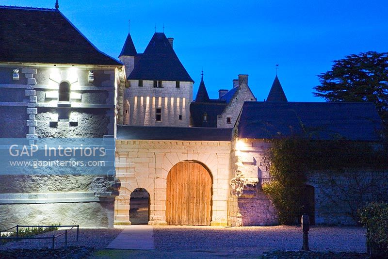 Entrée du château éclairée la nuit - Château du Riveau