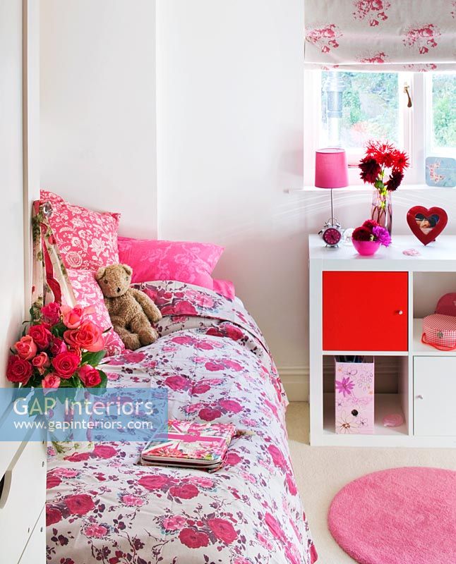 Chambre de fille décorée de roses et de dahlias