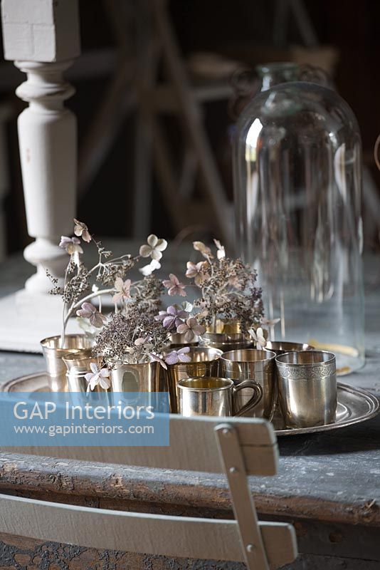 Table à manger vintage, plateau en argent et fleurs d'hortensia