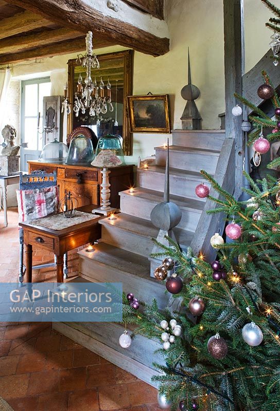 Salon de campagne avec escaliers et arbre de Noël