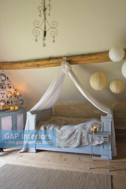Chambre vintage avec lit français