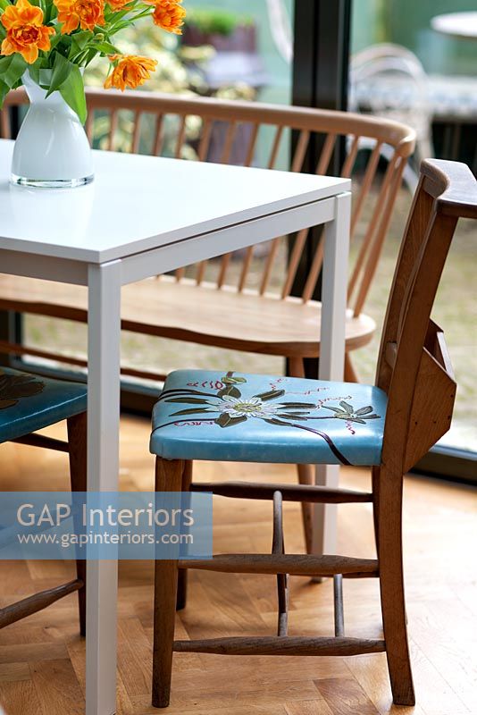 Table à manger avec chaises vintage dépareillées