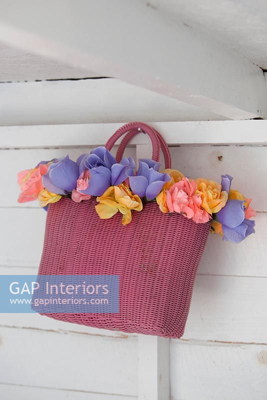 Fleurs disposées dans un sac vintage