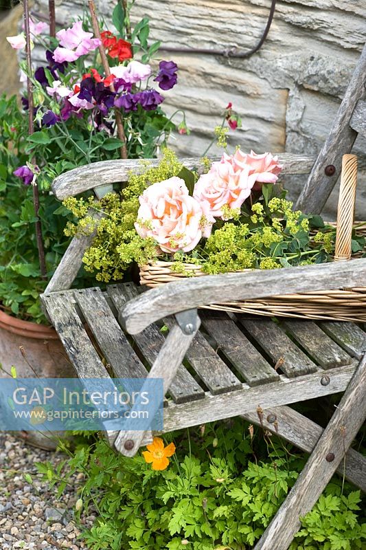 Panier de fleurs coupées sur siège en bois