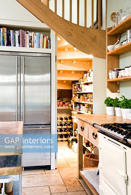 Réfrigérateur-congélateur moderne dans la cuisine de campagne