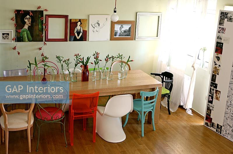 Table à manger moderne avec des chaises dépareillées