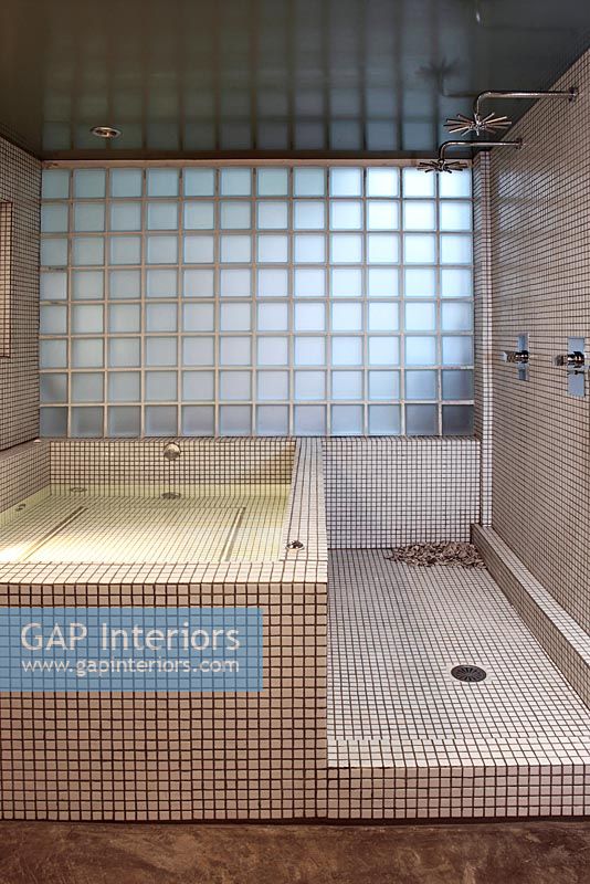 Salle de bain de style industriel moderne