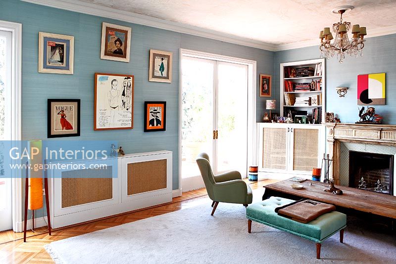 Salon bleu avec des meubles vintage