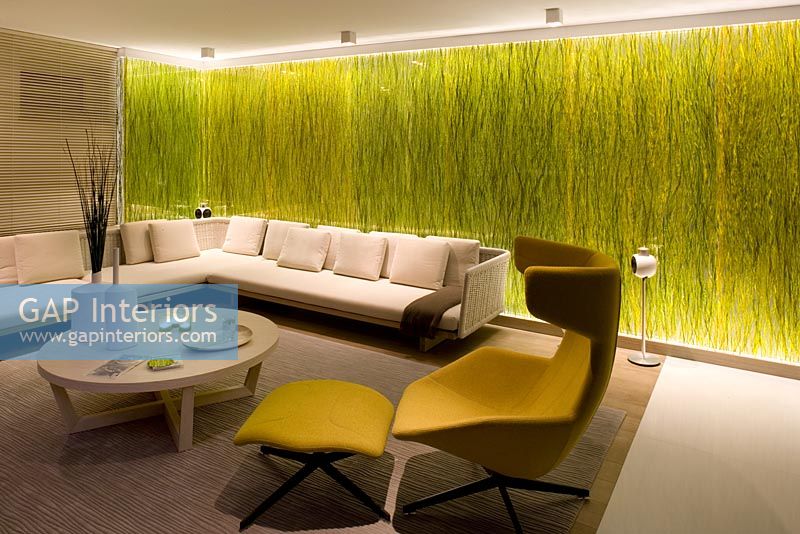Salon moderne avec de l'herbe dans un mur en résine