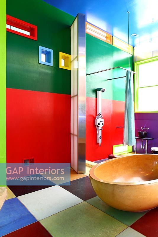 Salle de bain colorée dans une maison conceptuelle