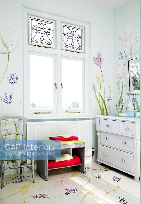 Murale florale sur les murs de la salle de bain