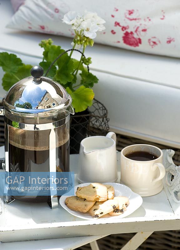 Café et biscuits sur table de jardin