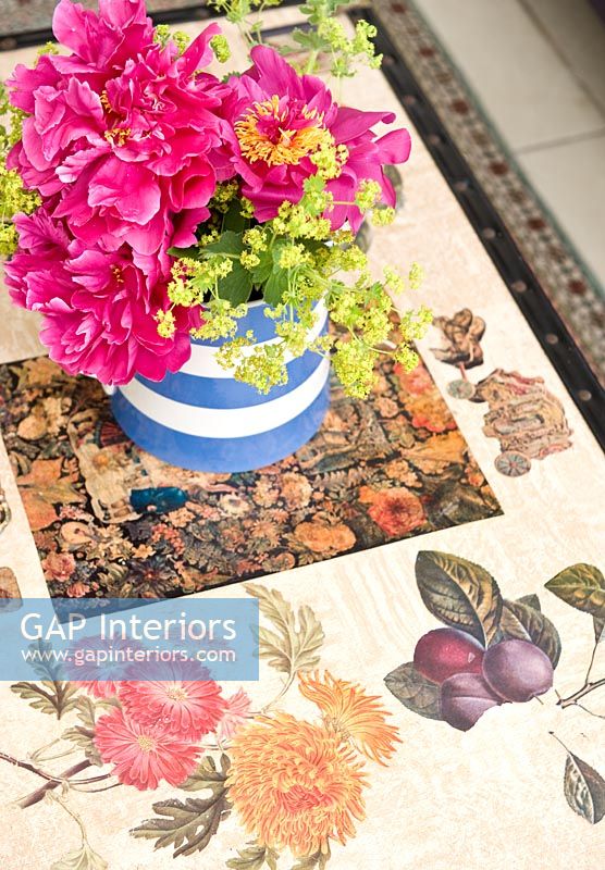 Arrangement de fleurs sur table basse à motifs