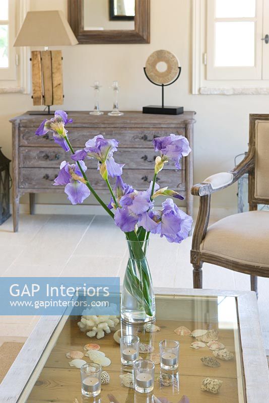 Iris violets sur table basse en verre