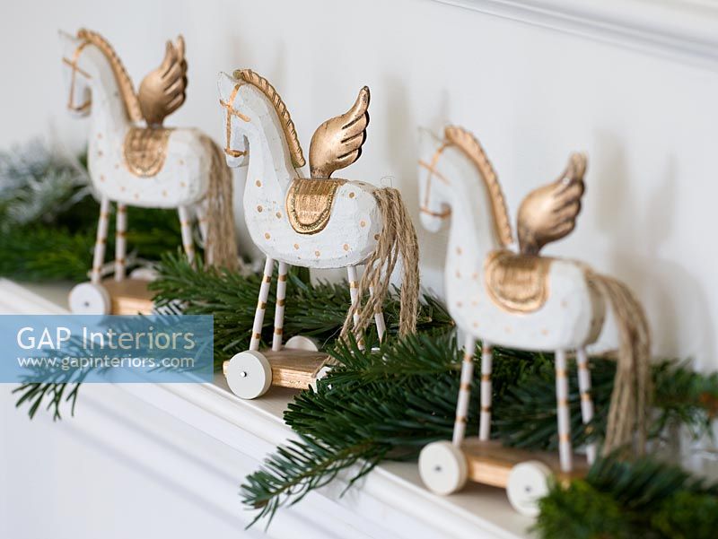 Décorations de Noël avec du feuillage de pin
