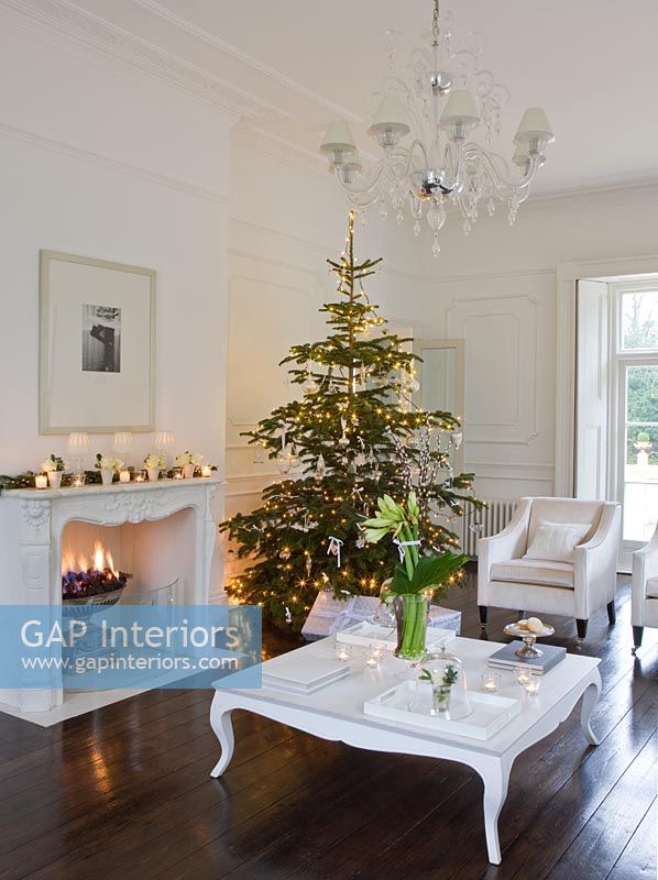 Salon blanc décoré pour Noël