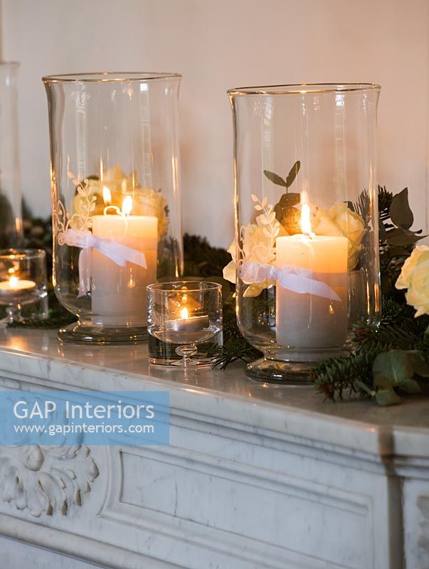 Cheminée décorative en marbre avec roses et bougies