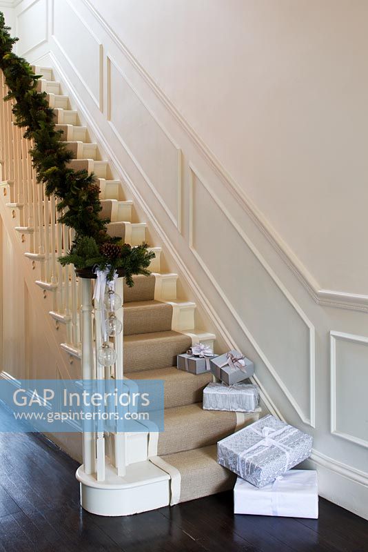 Couloir classique avec guirlande de pin et de cône de Noël