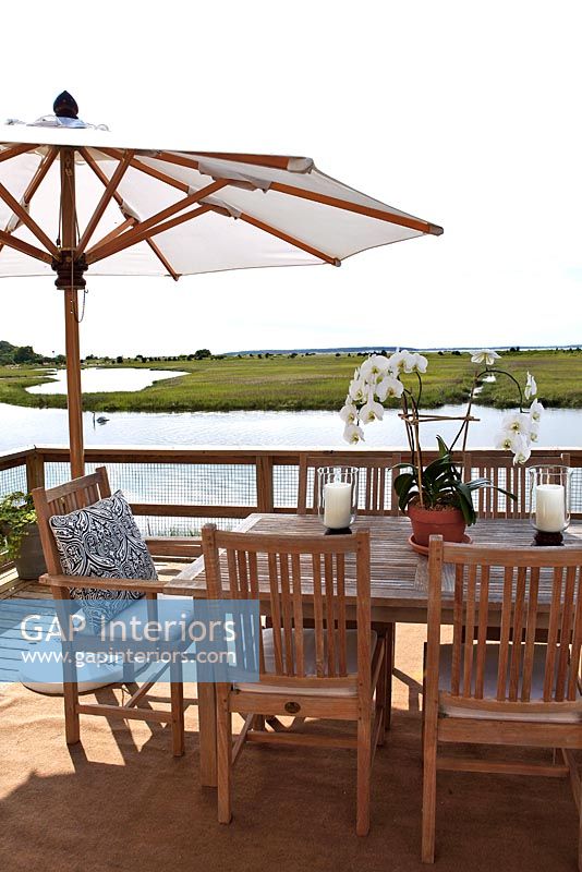 Table et chaises en bois avec vue sur le lac