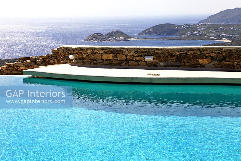 Piscine de luxe et vue sur la côte, Grèce