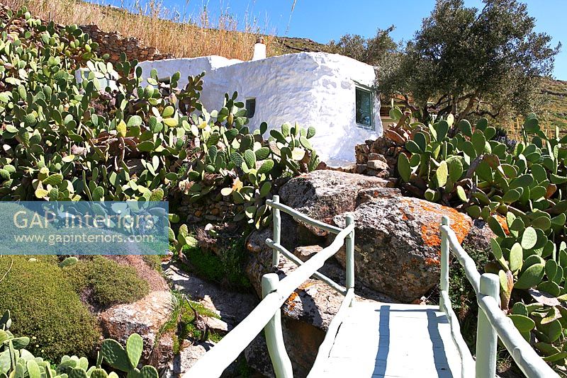 Villa grecque traditionnelle et rocaille